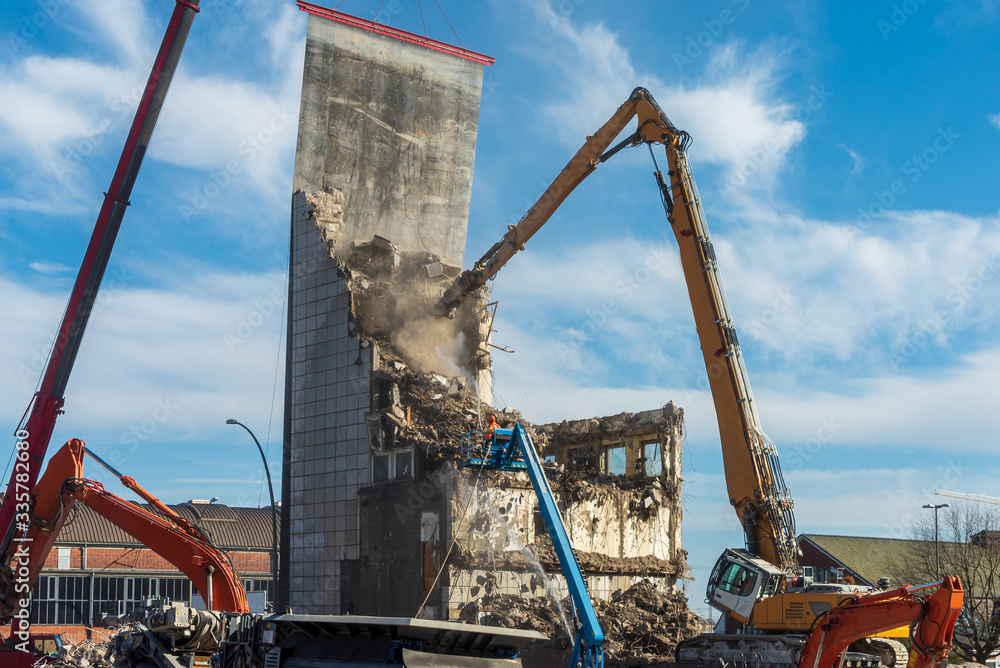 custom made wallpaper toronto digitalBagger bei Abrissarbeiten eines Hochhauses