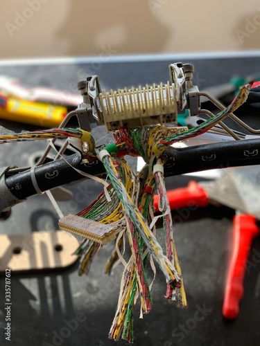 Canvastavla Splicing of colorful fiber optic Internet cables