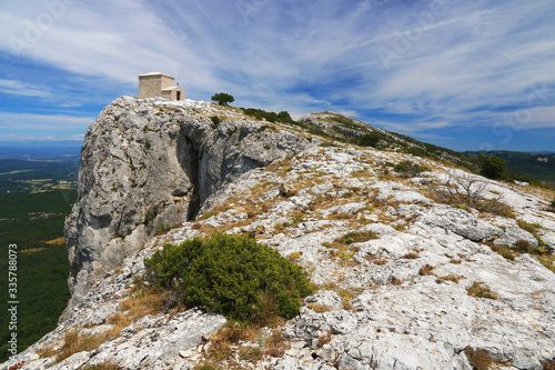 Chapelle sur le sommet rocheux de la montagne Sainte-Baume en Provence. photo