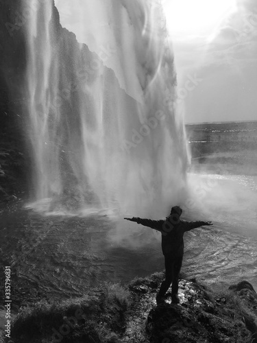 Silhouette    contrejour sous la cascade de Seljalandsfoss  Islande 