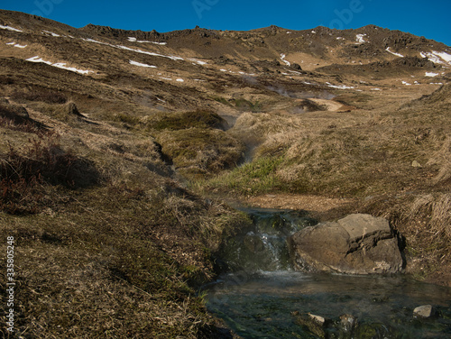 Dampfendes Thermalwasser in den Bergen von Island photo