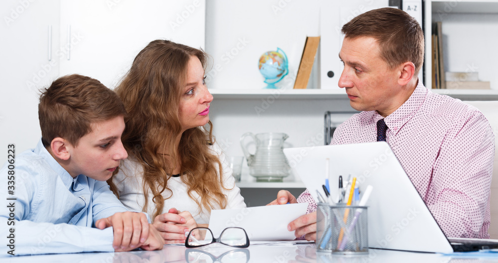 Obraz premium Consultation with school headmaster