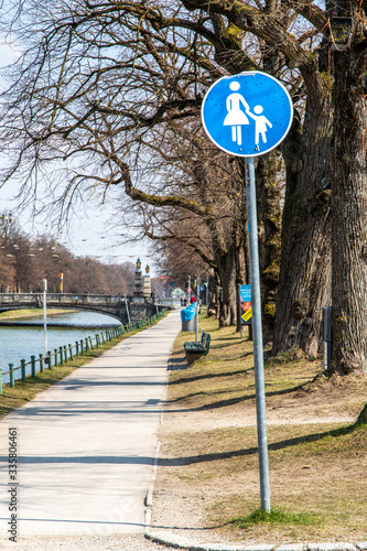 Impressionen Draußen in der Ausgangsbeschränkung Corona Virus in München