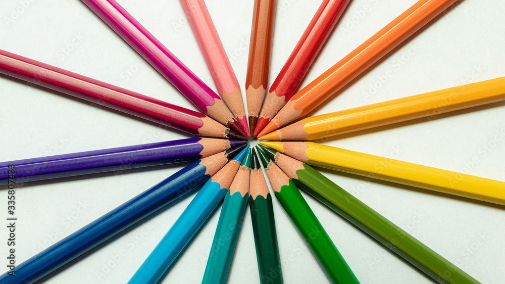 Cercle de crayons de couleurs. Pointes vers le centre Cercle de crayons de couleurs. Pointes vers le centre
