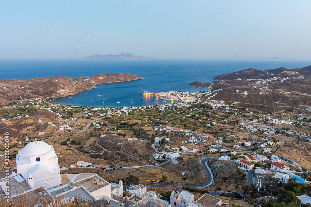 Φωτογραφία Aerial view of the harbor of Serifos island in Cyclades Aegean Greece during sun