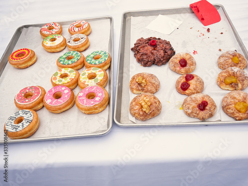 Verschieden dekorierte Donuts auf einem Backblech