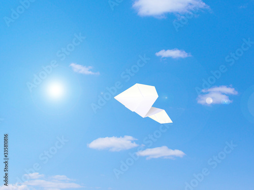 大空を飛ぶ紙飛行機