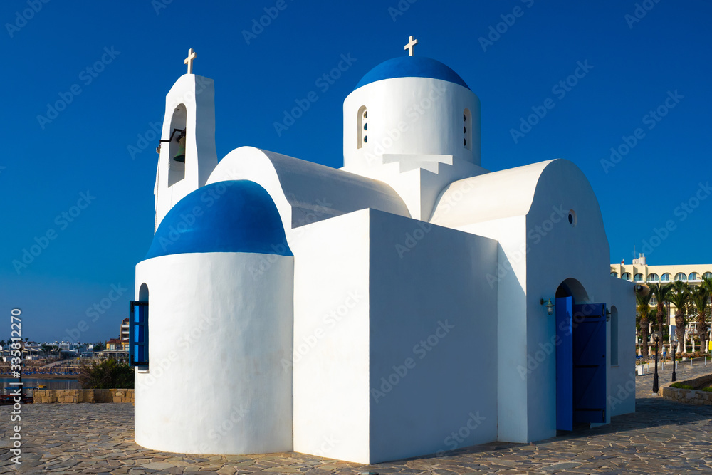 Obraz premium Cyprus. Protaras. White Church. Temple Agios Nikolaos in Cyprus. Church of St. Nicholas. Sights of the city of protaras. Holidays on the Mediterranean coast. Guide to the island of Cyprus. Travels