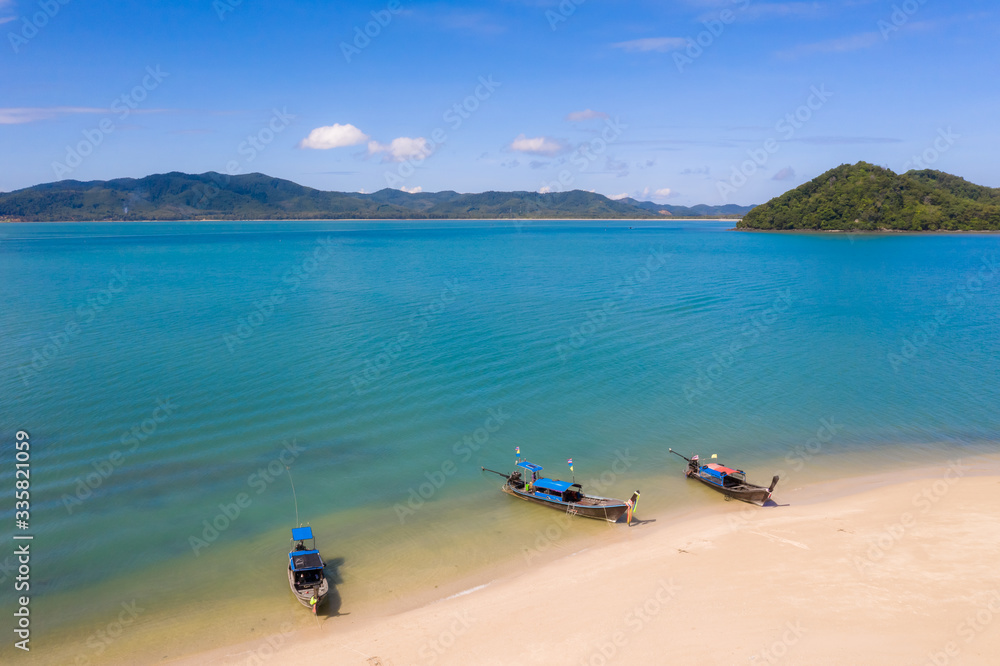 Fototapeta premium long tail boat on the sand beach