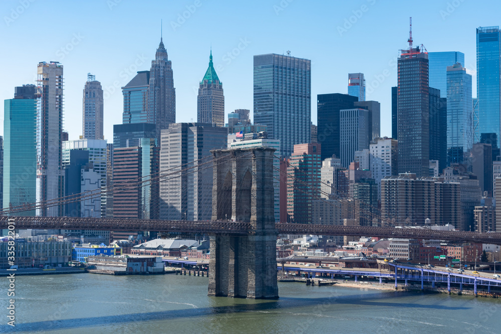 Fototapeta premium Most Brookliński i panoramę Nowego Jorku na Dolnym Manhattanie wzdłuż East River