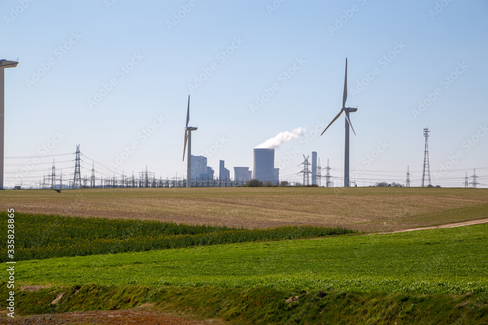 Windräder und Braunkohlekraftwerk