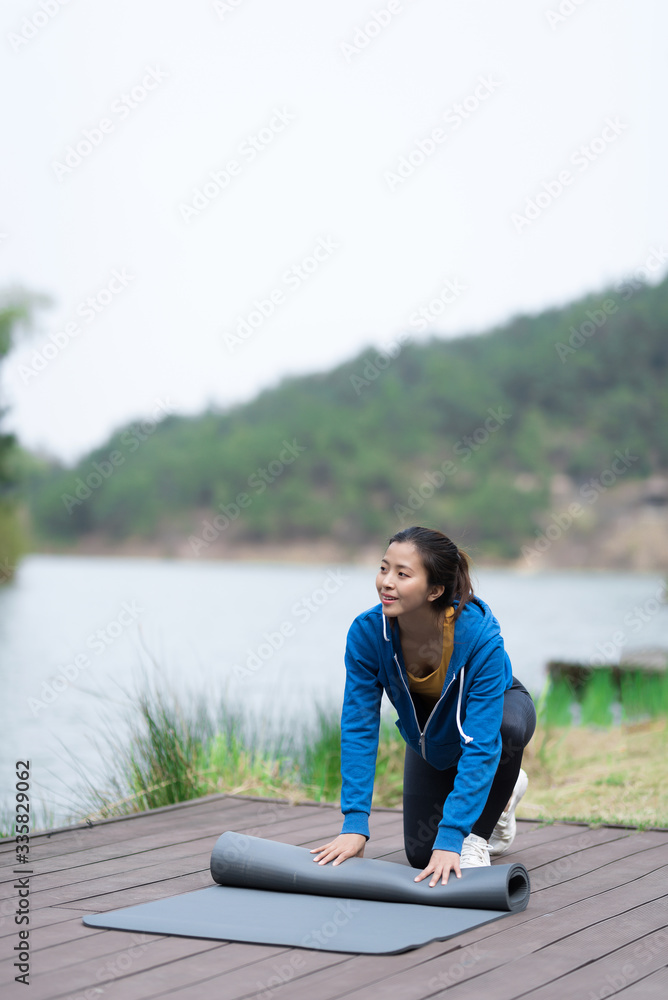 A young Asian woman is preparing for exercise