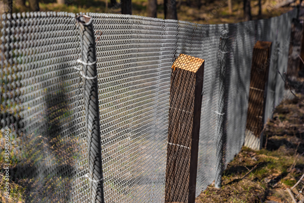 Drahtzaun mit Holzpfosten Drahtzaun mit Holzpfosten