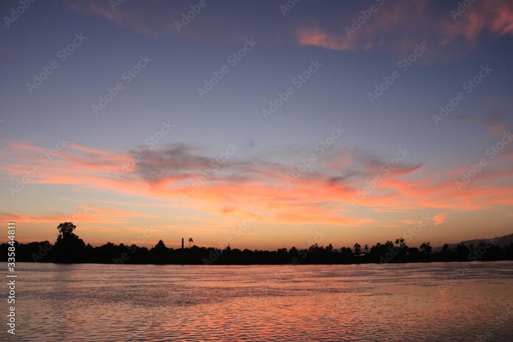 Naklejka premium blue hour across a river