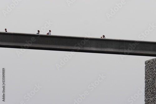 passerelle avec des passants photo