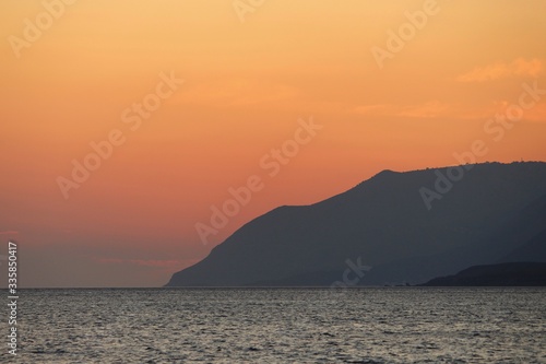 coucher de soleil avec des falaises et un ciel orange