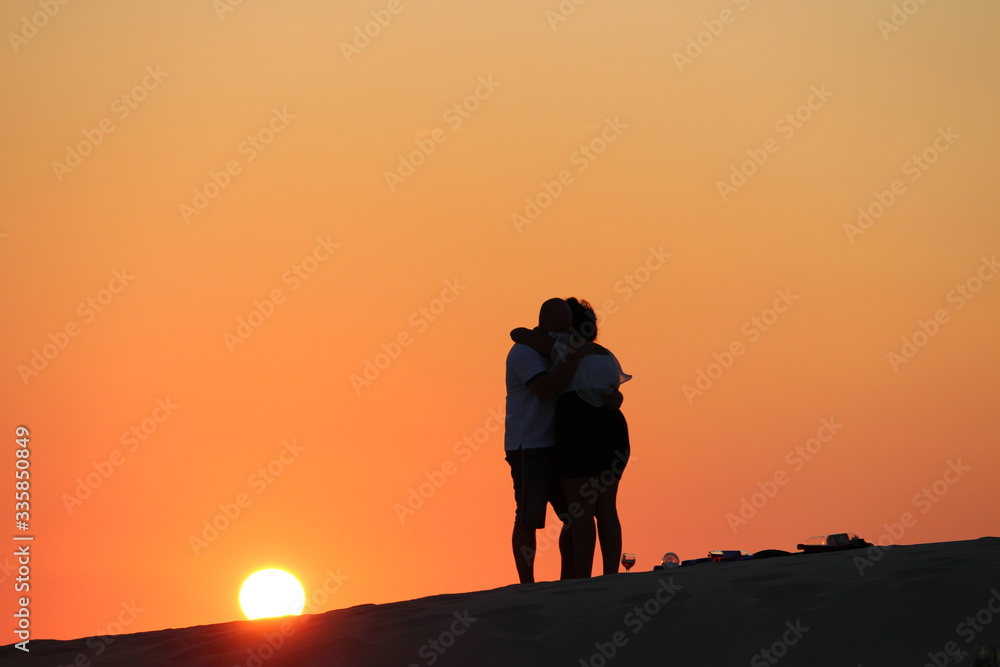 Fototapeta premium demande de mariage au coucher de soleil