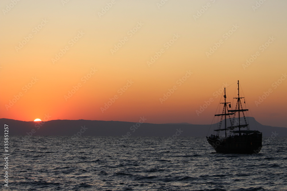 vieux bateau à 2 mats au coucher de soleil