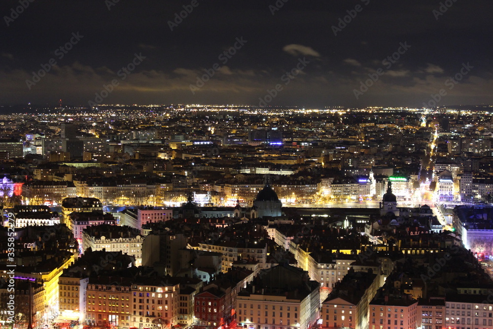 la ville de Lyon vue depuis fourvière le soir de la fete des lumières