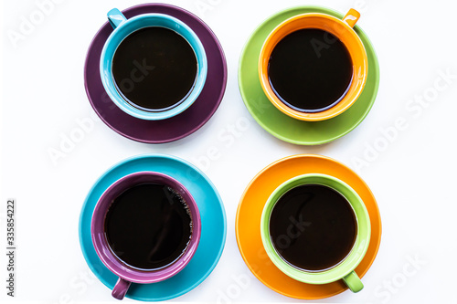 Tazas de café de colores con bebida caliente 
