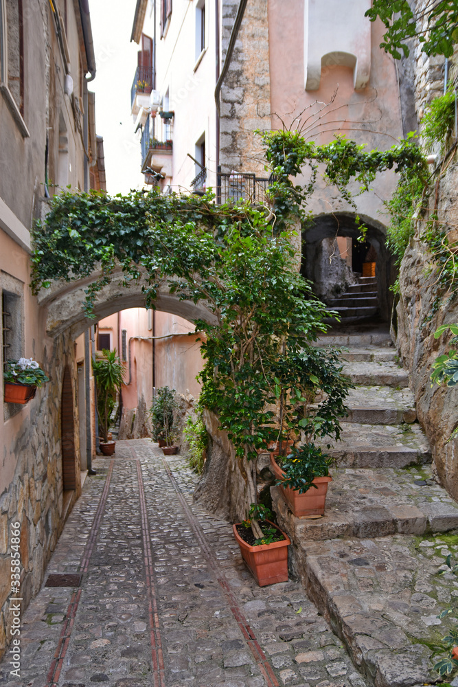 Fototapeta Wąska uliczka w małej wiosce w środkowych Włoszech