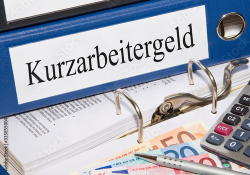 Ordner im Büro mit Kurzarbeitergeld photo