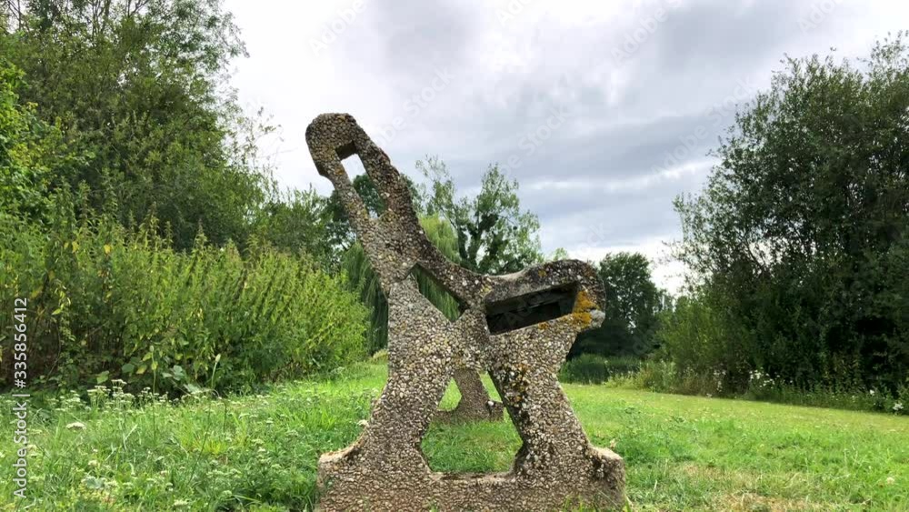 banc au bord d'un lac 