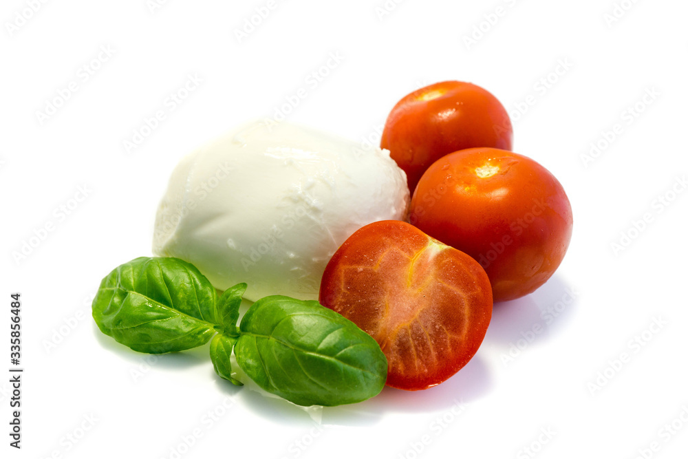 Mozzarella Basilikum und Tomate isoliert auf weißem Hintergrund Mozzarella Basilikum und Tomate isoliert auf weißem Hintergrund