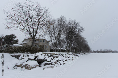 Au bord de l'eau gelée