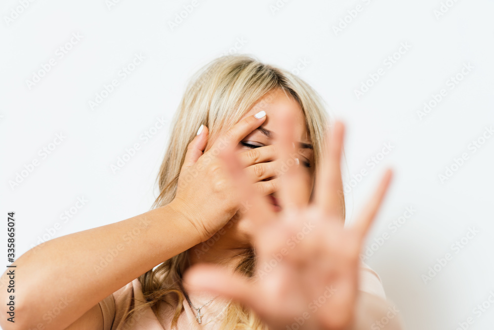 Obraz premium The woman is afraid of fear
