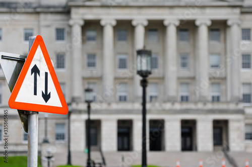 Foto Two way traffic road sign outside Parliament Buildings, Stormont Estate symbolising negotiation and compromise between political parties