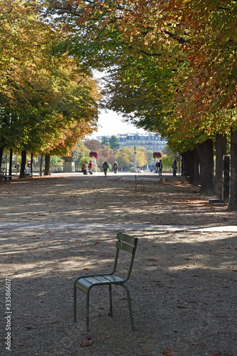 Allée ombragée du jardin du Luxembourg à Paris, France © JFBRUNEAU
