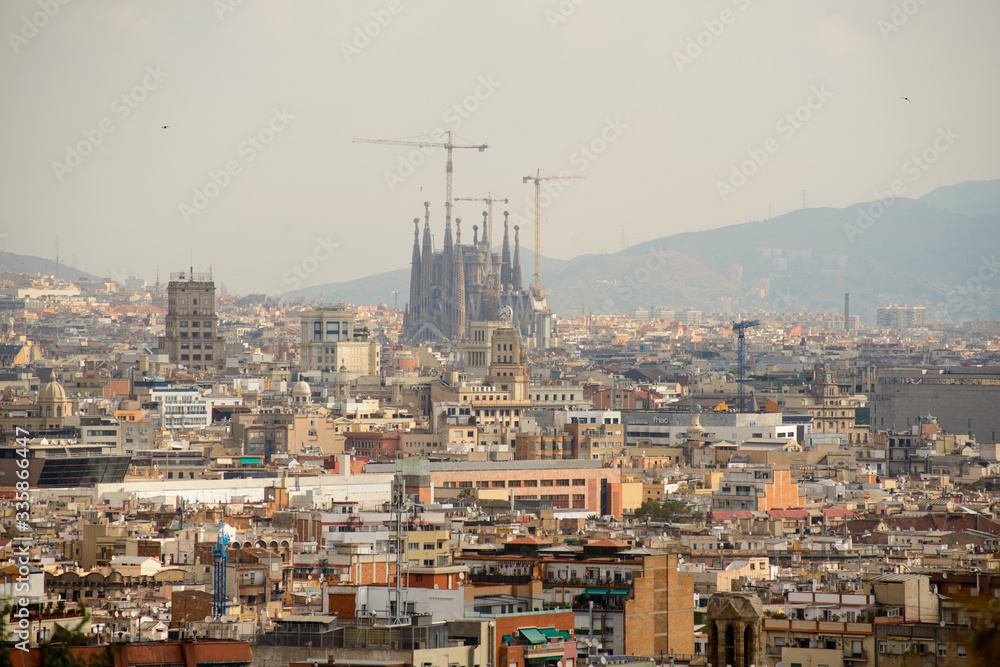 Obraz premium Panoramic view of Barcelona on a summer day
