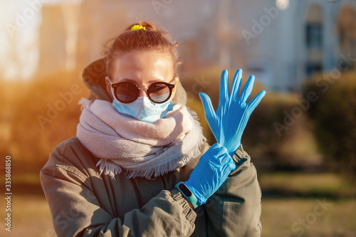 wear medical gloves outdoors
