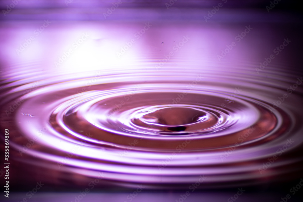 hintergrund in lila und rot mit welle und wasser tropfen im wasser hintergrund in lila und rot mit welle und wasser tropfen im wasser