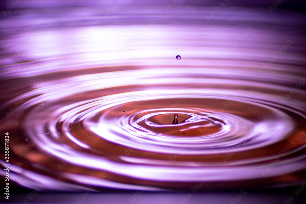 hintergrund in lila und rot mit welle und wasser tropfen im wasser hintergrund in lila und rot mit welle und wasser tropfen im wasser