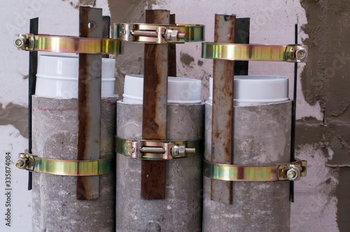 The connection of the ventilation asbestos pipes by means of flanges, clamps and metal plates.