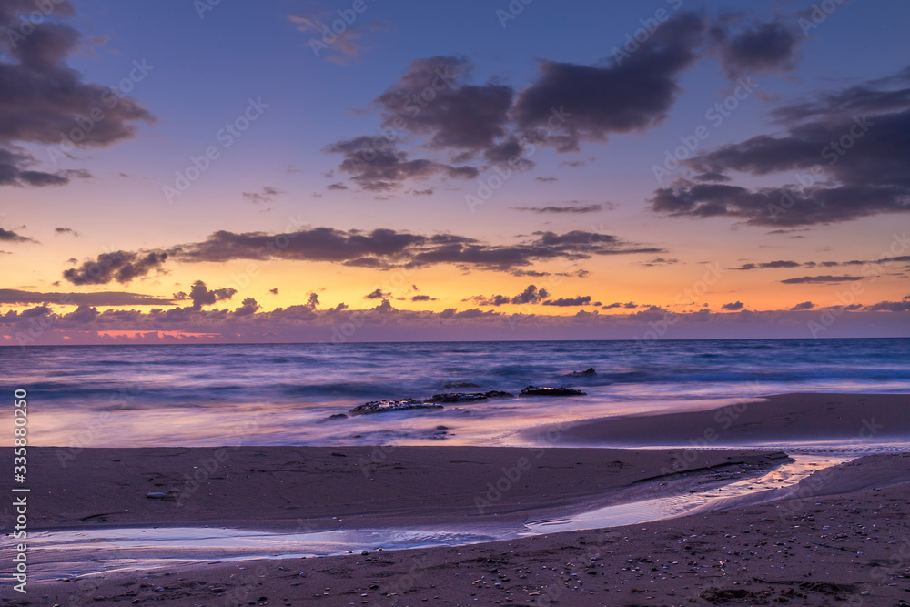 Fototapeta premium Tramonto in spiaggia surreale 