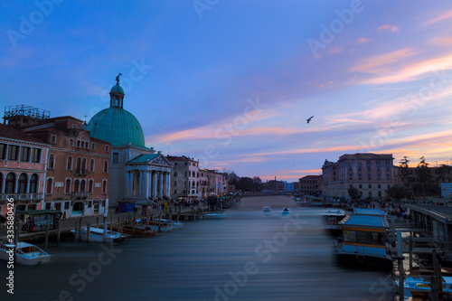 Tramonto sul canale a Venezia