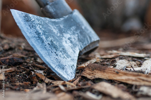 Metal axe for cutting logs