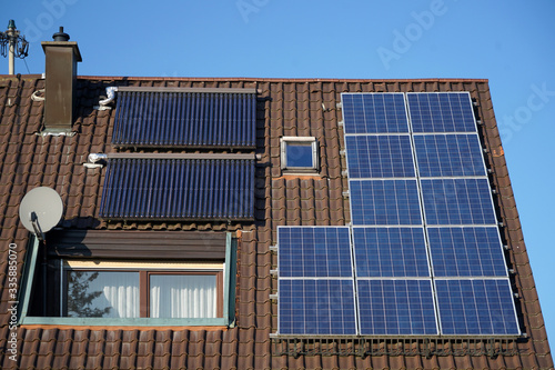 Canvastavla Dach mit Photovolatik und SolarThermie Panelen