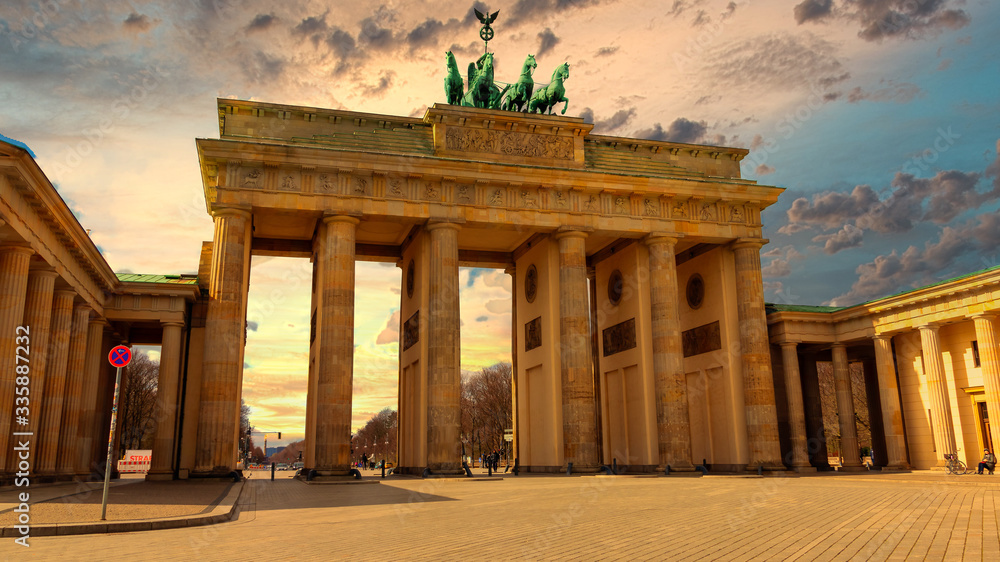 Obraz premium The famous Brandenburg Gate (Brandenburger Tor) in Berlin, Germany