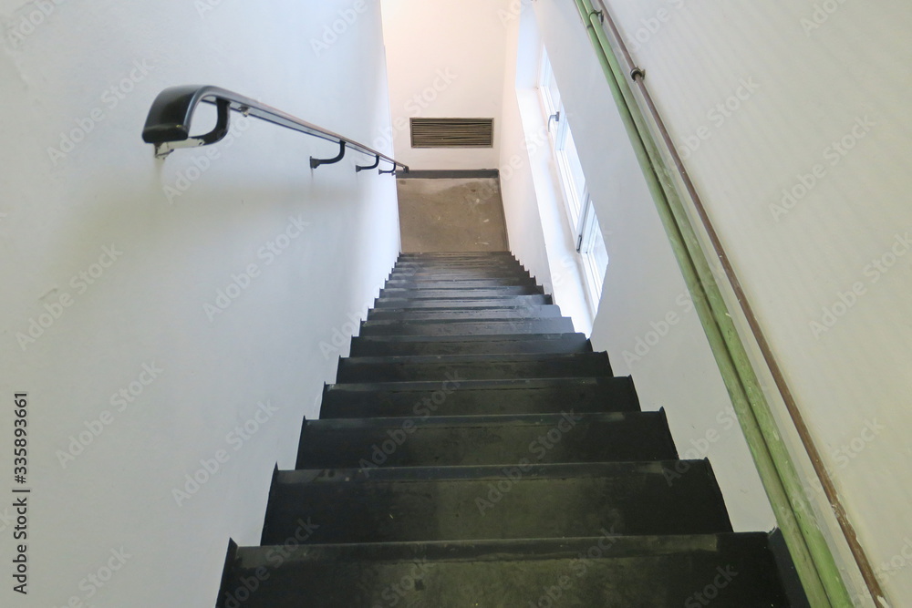 Fototapeta premium Kellertreppe mit Handlauf