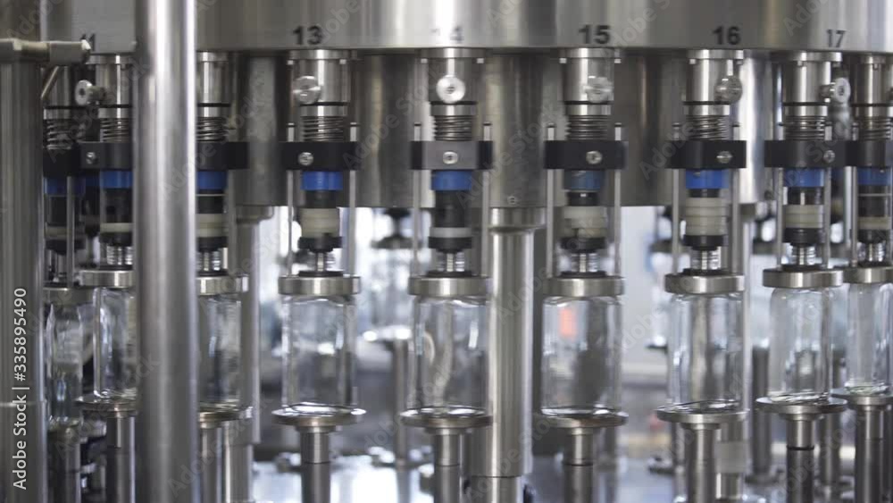 Vidéo Stock Spill of vodka in glass bottles at the plant. Conveyor belt