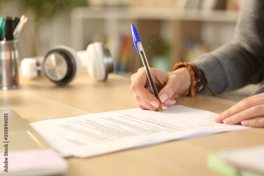 © PheelingsMedia - Student hands signing contract at home © PheelingsMedia - Student hands signing contract at home