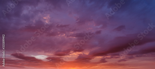 Purpurowe niebo o zachodzie słońca
