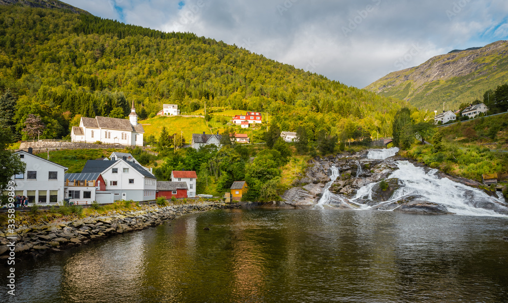 Vista panorámica de cascada en típico pueblo noruego