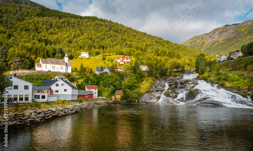 Vista panorámica de cascada en típico pueblo noruego