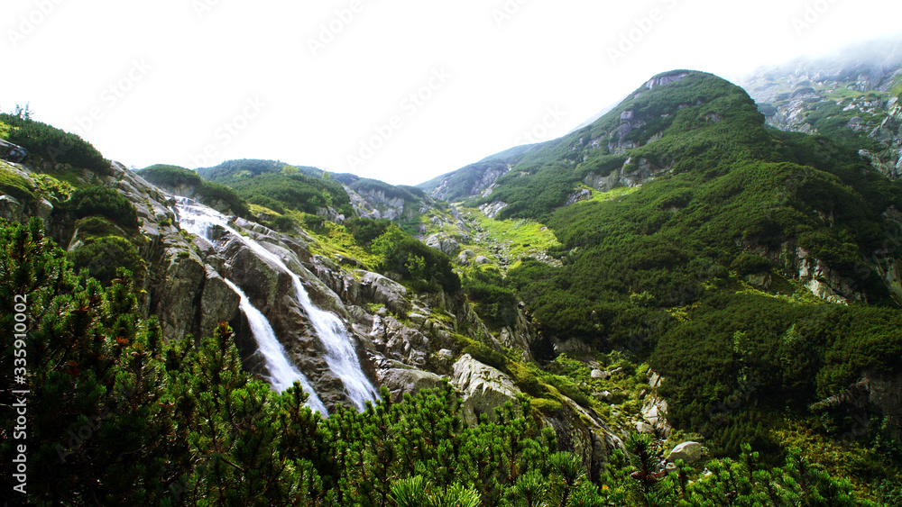 Piękny wodospad w górach Pieniny
