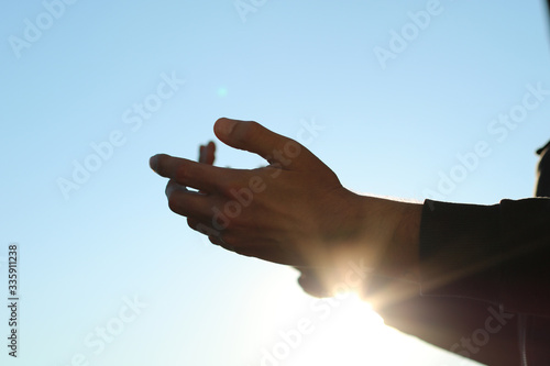 Mann, der seine Hände zum Himmel erhebt